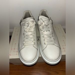 ALEXANDER MCQUEEN
White and black studded classic sneakers SIZE 43
